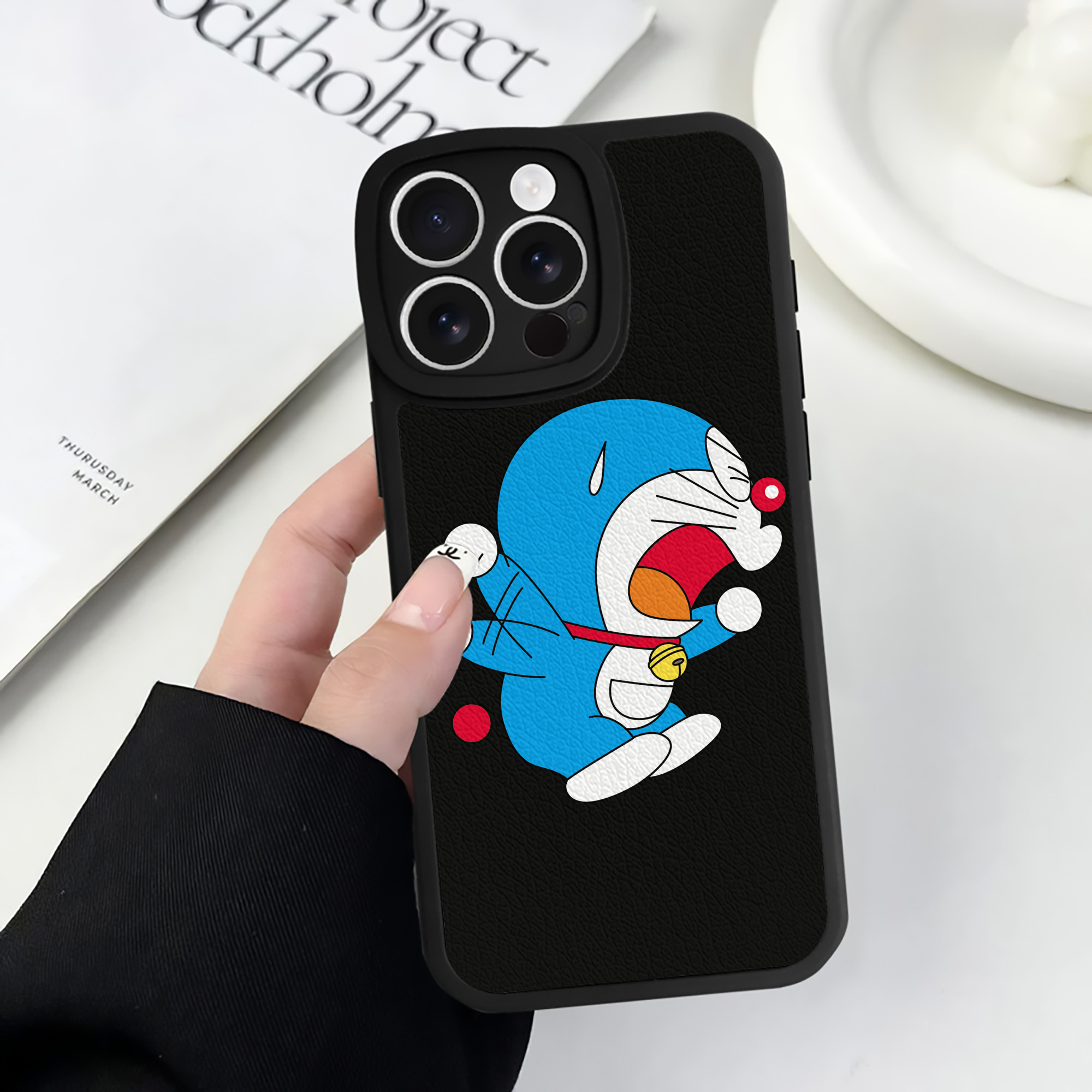 （画像用） ドラえもん Doraemon 【iPhone 16シリーズ対応】シリコンスマホケース（レザー調） 材質：シリコン